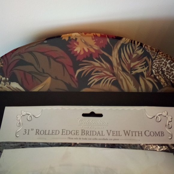 31 Inch Rolled Edge Bridal Veil With Comb - Picture 2 of 4